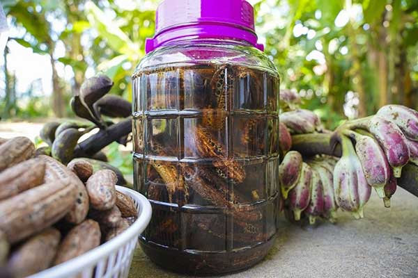 Cách ngâm rượu chuối hột với la hán quả đúng chuẩn