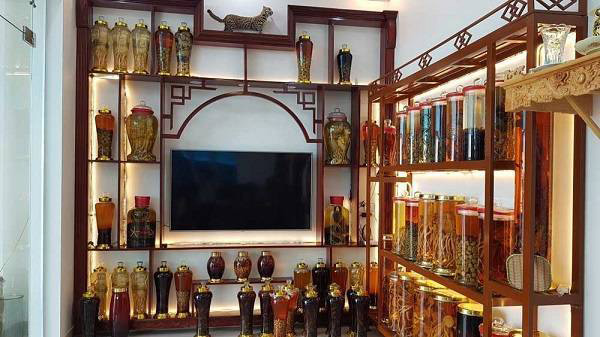 Cách chọn bình ngâm rượu đẹp để trưng phòng khách
